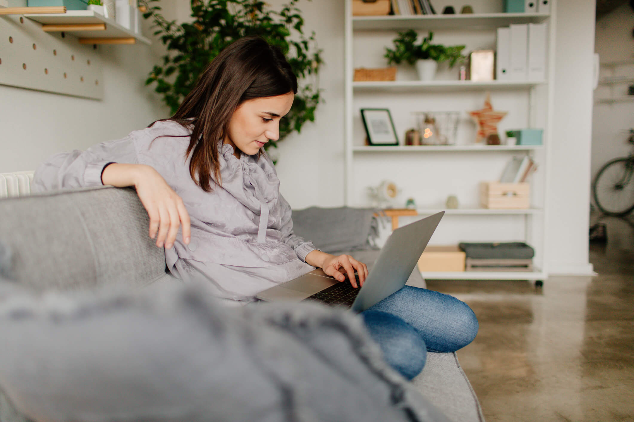 She is waiting for you. Девушка волнуется. Удаленная работа женщина дома. Work at Home. Woman work Laptop.