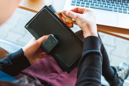 Imagem de uma pessoa segurando seu cartão de crédito