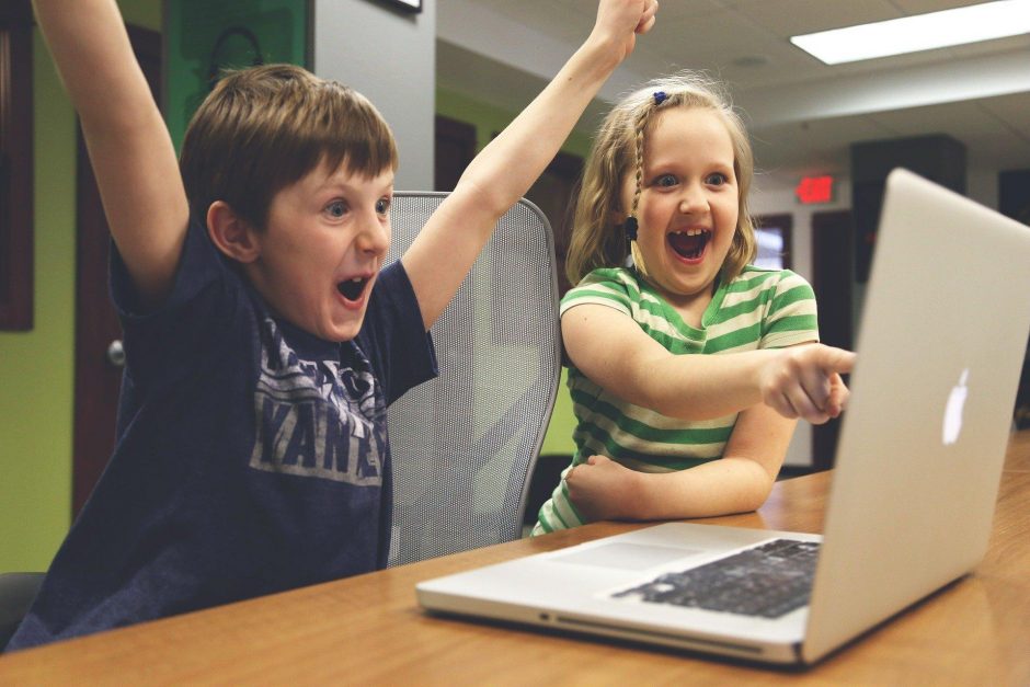 Vaquinha de sucesso: Crianças comemorando olhando no computador