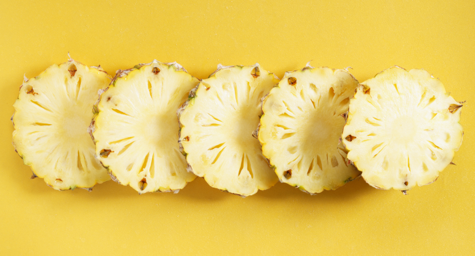 Cinco fatias de abacaxi sobrepostas em fundo amarelo | 5 ideias de projetos que você pode realizar com crowdfunding